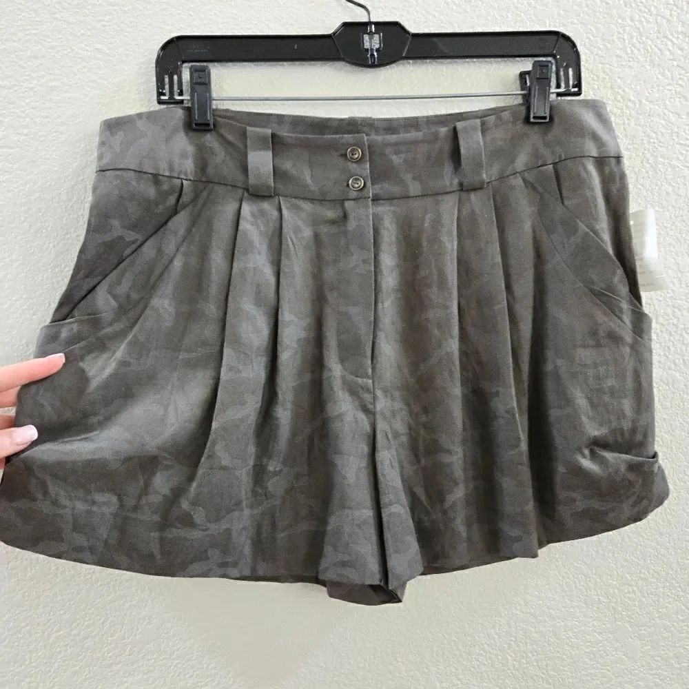 Diane Von Furstenberg pleated shorts size 12 L New